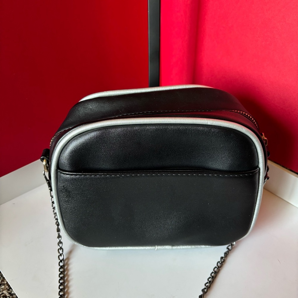 CAMERA SHAPED BAG includes 3 straps; two Crossbody and one to make it a satchel - Picture 8 of 11